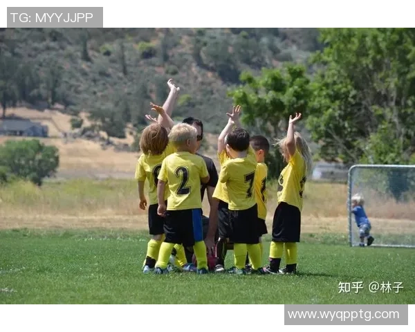 与足球明星的孩子亲密接触感受运动魅力与家庭温暖的瞬间 与足球明星的孩子亲密接触感受运动魅力与家庭温暖的瞬间